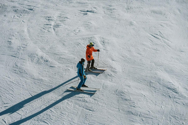 Monitor d’esquí explicant la tècnica a un alumne en una pista de Baqueira